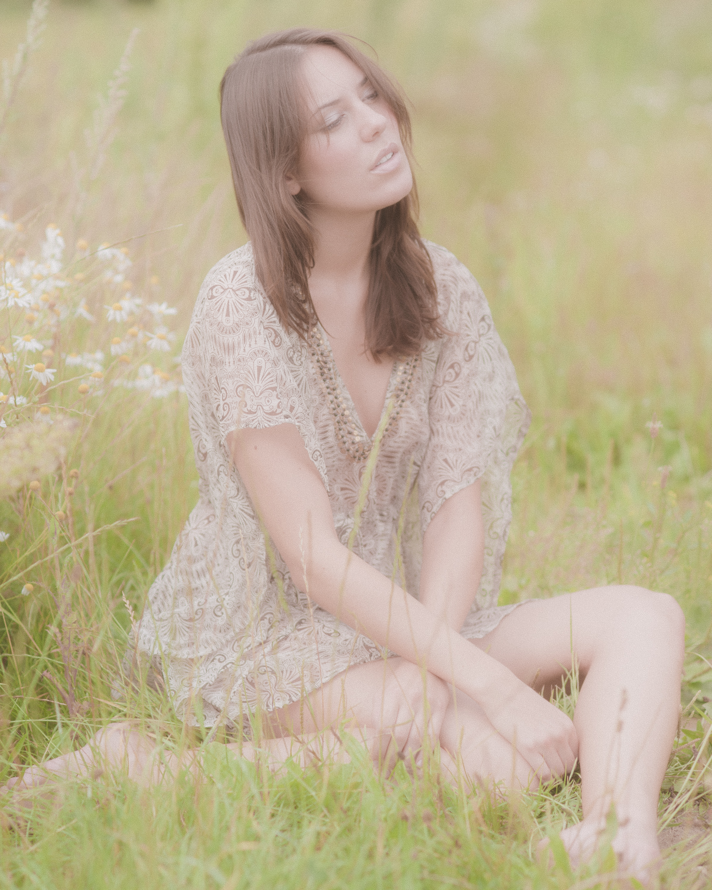 Zittende vrouw in veld, vroeg glamourwerk