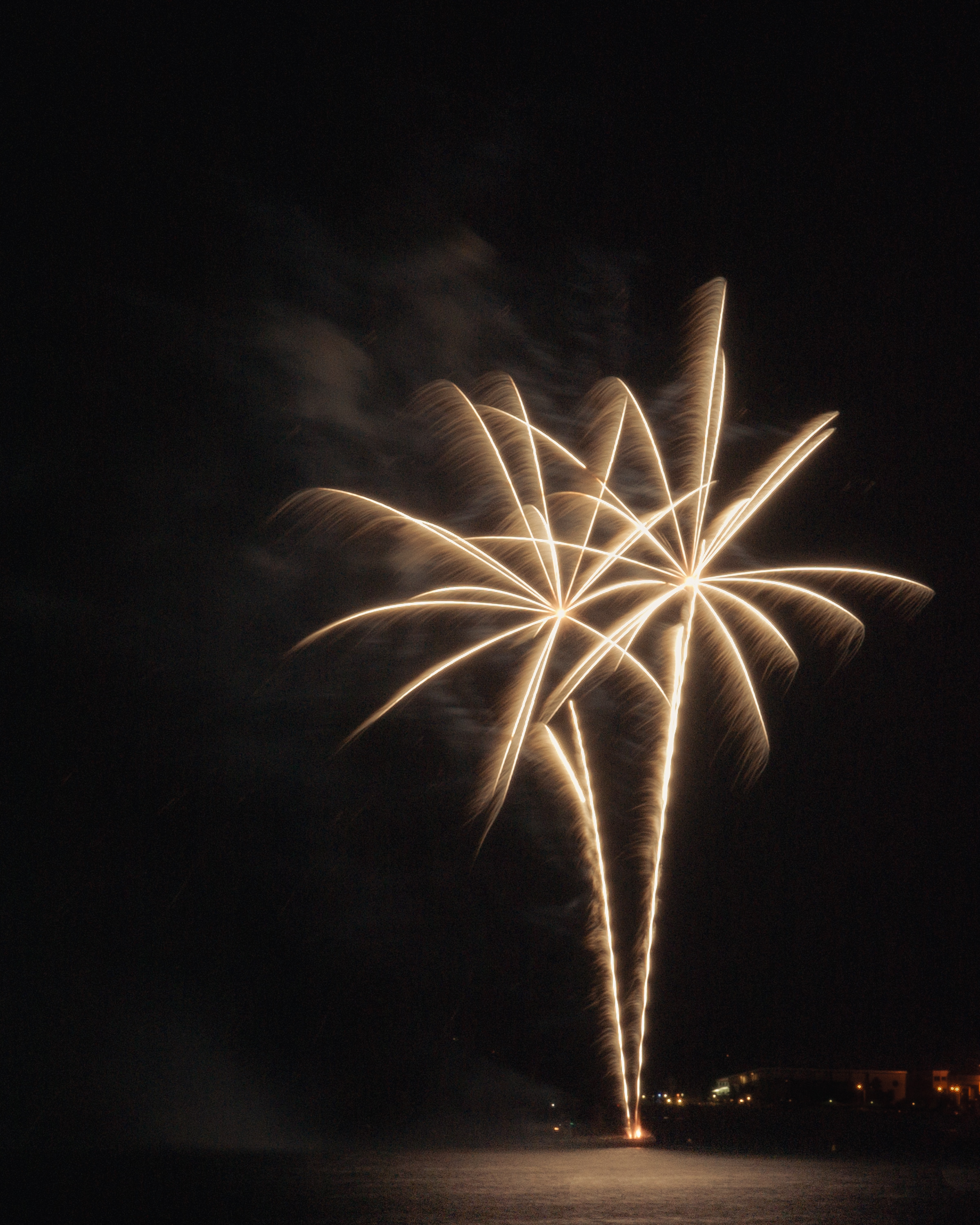 Palm of Light – nachtelijke lichtpalm boven zee