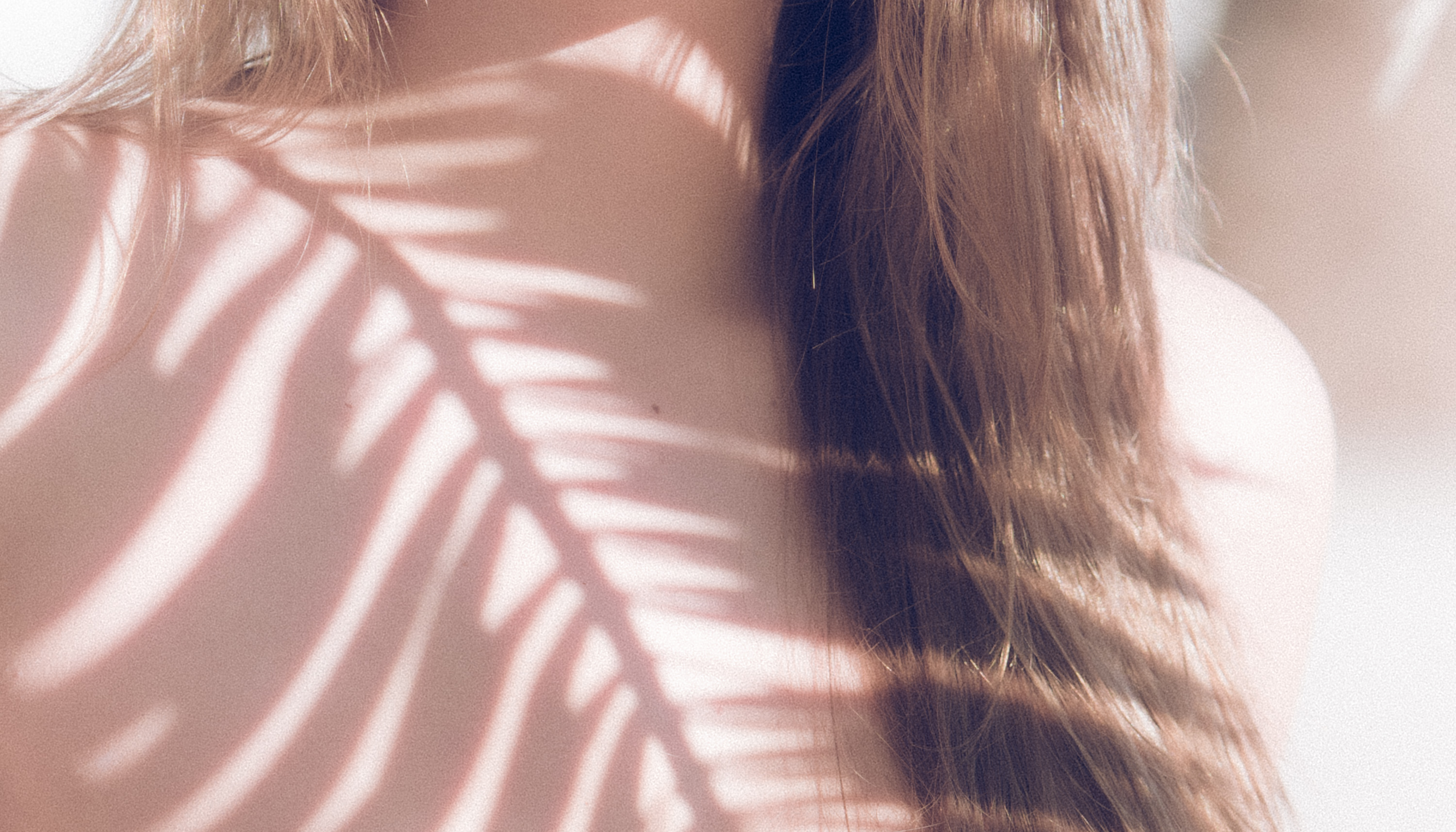 Schaduw van blad over huid